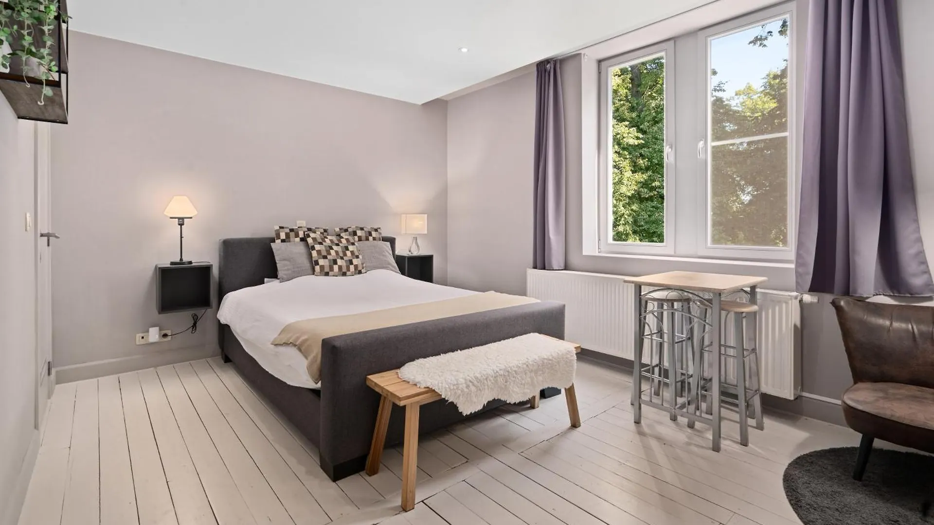 Spacious Guest Suites near Historic Market - 5 Min Walk Brujas 0*,  Bélgica