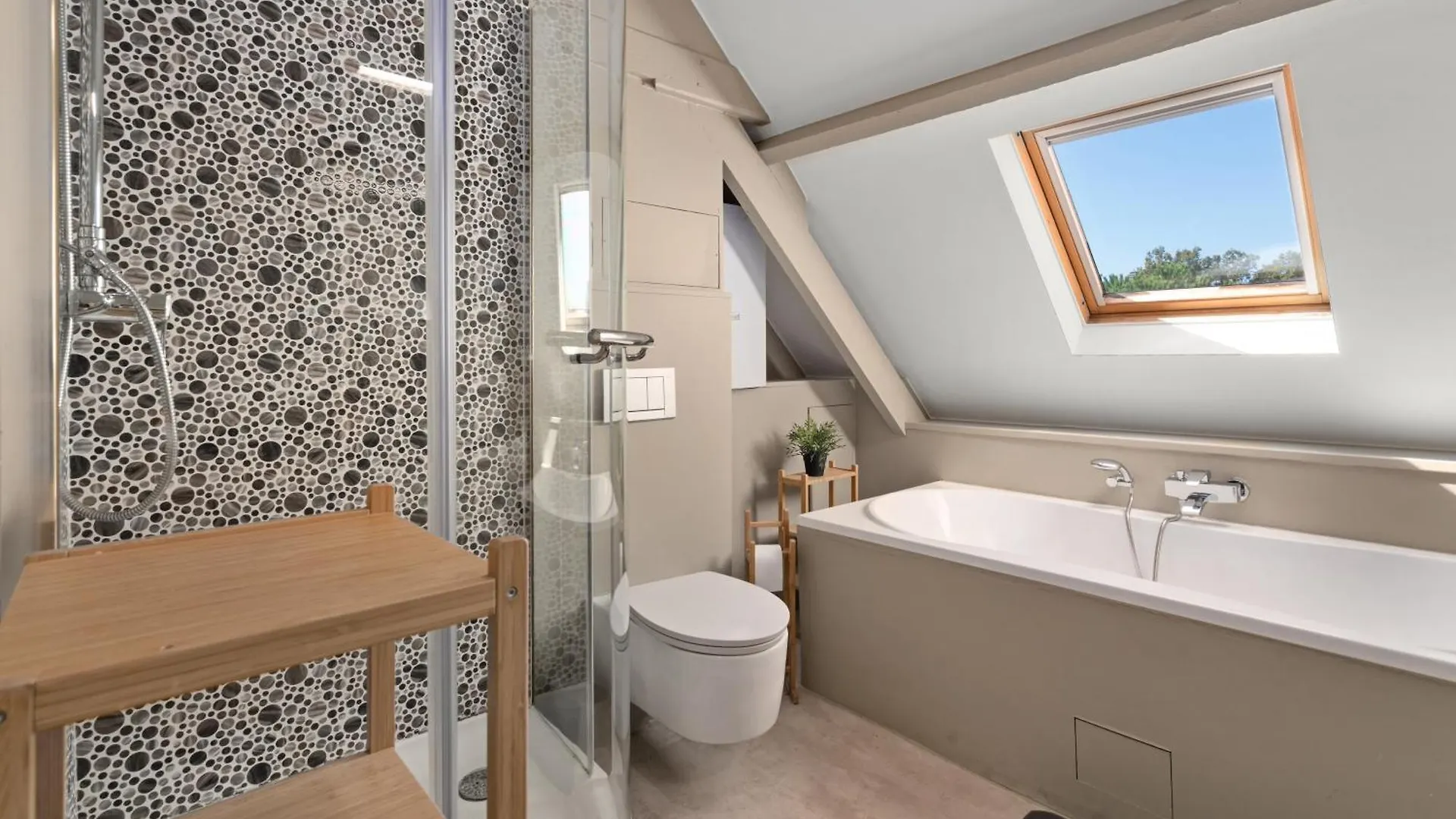 Spacious Guest Suites near Historic Market - 5 Min Walk Brujas