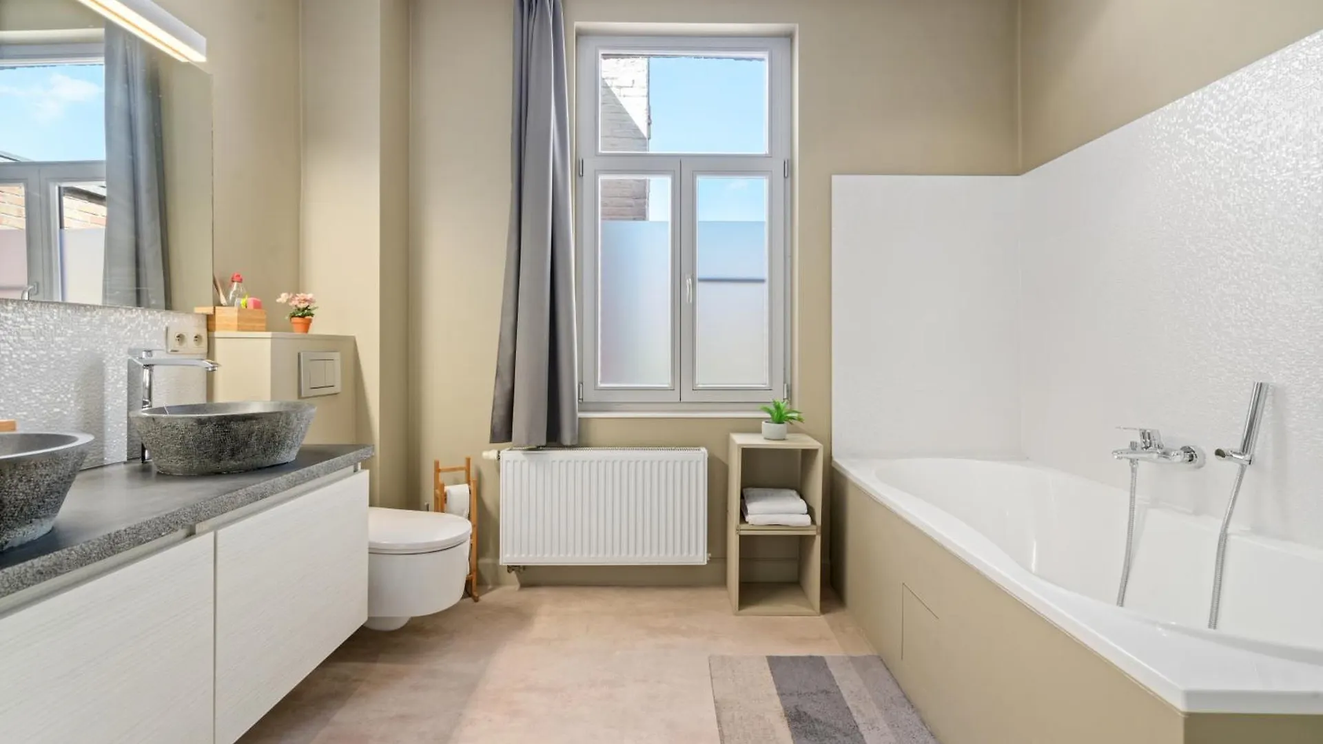 Pensión Spacious Guest Suites near Historic Market - 5 Min Walk Brujas